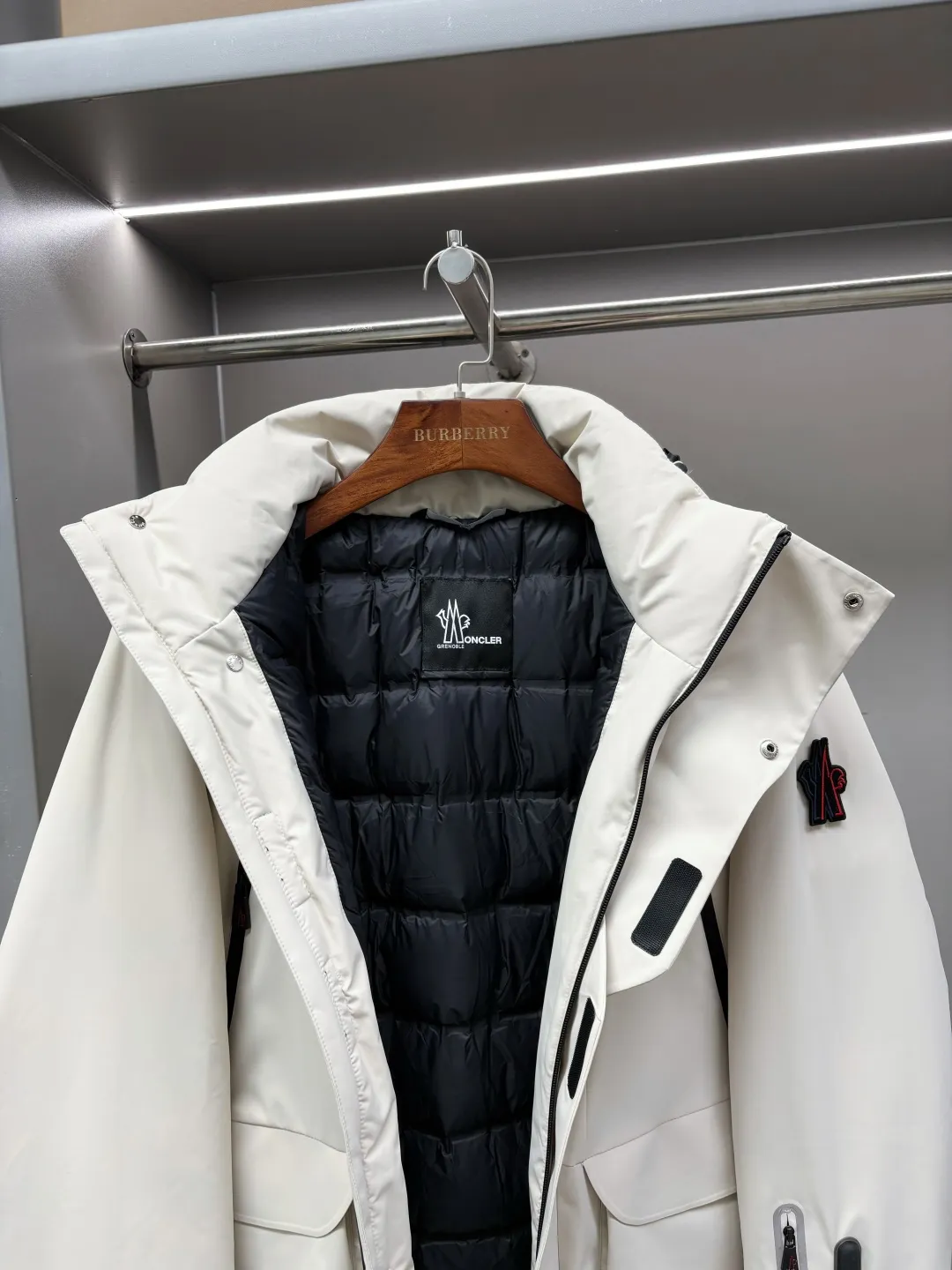 Moncler Premium ， Versatile ， ， ， Classic ， ， ， ！ 100% ， 90% ， ， ， 。 Classic MON Logo ！ YKK 。 ， ， micro chic ， Classic ， 。 Sizes：M-XXXL ：Black White